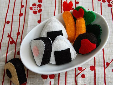 Felt! Sushi Felt, Felt Cat Toys, Felt Pincushions, Felt Food Diy, Salmon Sushi, Felt Play Food, Food Patterns, Felt Food, Felt Cat