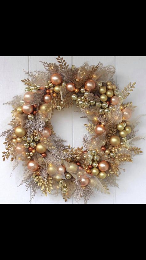 Small Wreath Ideas, Gold Christmas Wreaths, Gold Wreath Christmas, Glam Christmas Decor, Paper Flower Wreaths, Christmas Wreaths Diy Easy, Christmas Wine Bottles, Christmas Window Decorations, Pink Christmas Decorations