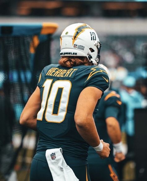 Justin Herbert Aesthetic, Justin Herbert Wallpaper, Nfl Aesthetic, Cool Football Pictures, Gym Pics, Collage Football, La Chargers, Sports Wallpaper, Football Poses