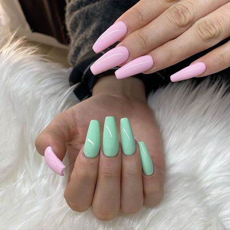 Acrylic Nails Two Different Color Nails On Each Hand, Nail Ideas Different Colors On Each Hand, Opposite Nail Colors On Each Hand, Opposite Nail Designs On Each Hand, Opposite Color Nails, Pastel Mint Nails, Two Different Nail Colors On Each Hand, Opposite Nails, Different Color Nails On Each Hand