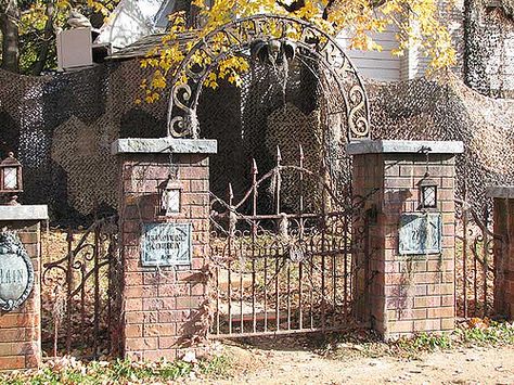 great Halloween cemetery entrance, gate, pillars, etc Halloween Gate, Cemetery Entrance, Charleston Gates, Halloween Cemetery, Spooky Castles, Ideas For House, Border Line, Yard Haunt, Haunted Attractions