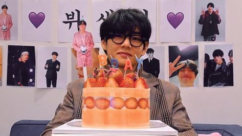 🍓🥛 on Twitter: "🐻🌬🎂… " Bts Cake, Bts Birthdays, V Bts Wallpaper, K Wallpaper, Bts Members, Daegu, V Taehyung, Bts Boys, Bts Pictures