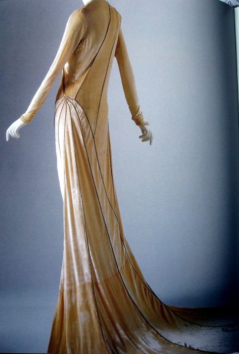 art deco vionnet my favorite one Deco Wedding Dress, Art Deco Wedding Dress, Style Année 20, Madeleine Vionnet, Silk Wedding Dress, 20s Fashion, French Fashion Designers, 1930s Fashion, Vintage Gowns