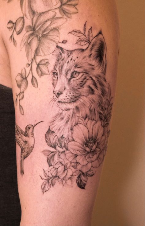 Linx Cat Tattoo, Animal And Flower Tattoo, Flower Animal Tattoo, Bobcat Tattoos, Lynx Tattoo, Artemis Tattoo, Scene Tattoo, Fabric Painting Techniques, Cat Tattoos