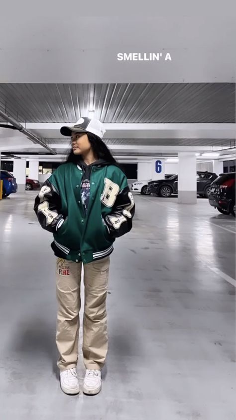 Green Racer Jacket Outfit, Outfits With A Green Jacket, Varsity Jacket Winter Outfit, Green Letterman Jacket Outfit, Varsity Outfits Women, Basketball Jacket Outfit, Green Varsity Jacket Outfit, College Jacket Outfit, School Jacket Outfit