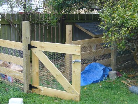 pig pens and shelters | Posted by Rosemarie at 22:51 Pig Pen Ideas, Pig Fence, Pig Pens, Pastured Pigs, Cow Pen, Backyard Animals, Cute Farm Animals, Raising Pigs, Pet Pig