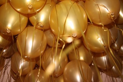 Gold balloons 20s Aesthetic, 1920s Aesthetic, Hogwarts Party, Balloons Photography, Blue Shabby Chic, Trendy Party Dresses, 1920s Party, Golden Wall, Prom Theme