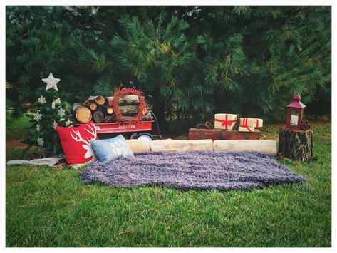 Christmas mini session set up- Jennifer Szynal Photography; Syracuse, Indiana Christmas Forest Photoshoot, Simple Outdoor Christmas Photoshoot, Holiday Mini Session Ideas Outdoor, Outdoor Christmas Photoshoot Setup, Christmas Mini Sessions Outdoor, Christmas Photoshoot Kids, Outdoor Christmas Photos, Diy Christmas Photoshoot, Christmas Pic