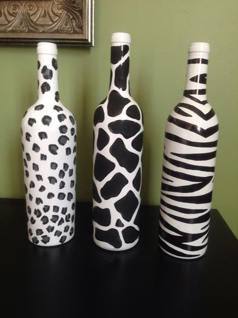 Black And White Vases, Bottle Art Projects, Painting Glass Jars, Hand Painted Wine Bottles, Glass Art Pictures, Glass Bottle Diy, Diy Glass Bottle Crafts, Wine Glass Art, Glass Bottles Art