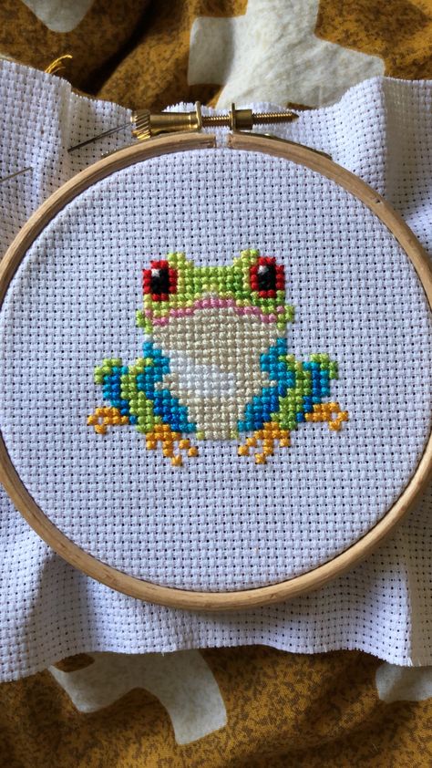 Reptile Cross Stitch Patterns, Heartstopper Cross Stitch, Cross Stitch Patterns Aesthetic, Frog Cross Stitch, Rhinestone Designs Templates, Hand Embroidery Projects, Mini Cross Stitch, Pixel Art Pattern, Cross Stitch Animals