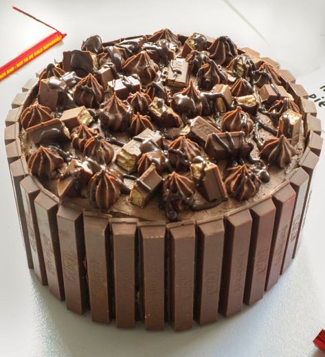 Easy Chocolate Kitkat Cake with Border - Sims Home Kitchen Kitkat Cake, Chocolate Sponge, Chocolate Buttercream, Easy Chocolate, Chocolate Ganache, Butter Cream, Cake Recipes, Cake