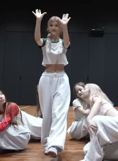 Danielle New Jeans Dance Practice, New Jeans Practice Outfits, Kpop Workout Outfit, Wonyoung Dance Practice Outfit, New Jeans Dance Practice Outfit, Newjeans Dance Practice Outfit, Wonyoung Dance Practice, Dance Practice Outfits Aesthetic, Dance Outfits Practice Hip Hop