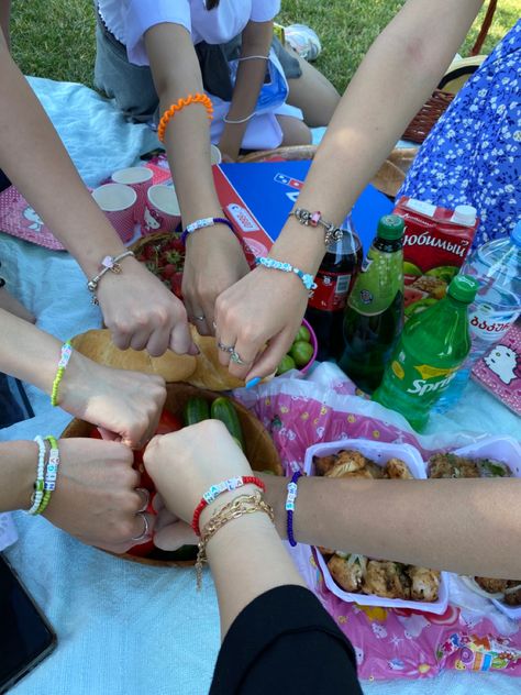 Group Friendship Bracelets, Friends Bracelets Aesthetic, Best Friend Date Ideas Aesthetic, Girlhood Tiktok, Bracelet Making Aesthetic, Friendship Bracelet Aesthetic, Aesthetic Friendship Bracelets, Friendship Bead Bracelets, Friendship Bracelets Aesthetic