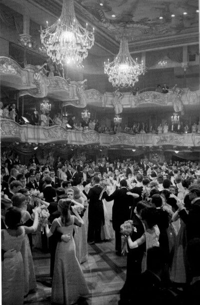 Ballroom dancing 1920s Ballroom Dancing Photography, Ballroom Aesthetic, Ballroom Dance Photography, Dancing Photography, 1920s Aesthetic, Era Victoria, Ball Aesthetic, Royal Aesthetic, Royalty Aesthetic