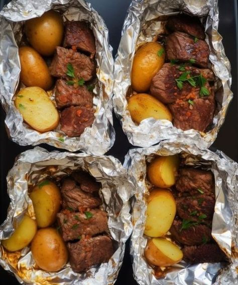 Potato Foil Packets, Foil Packet Potatoes, Steak And Potatoes, Garlic Steak, Foil Packet Meals, Sirloin Steak, Foil Packets, Daily Recipes, Sirloin Steaks