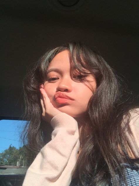 Pout References, Sun Kissed Aesthetic Selfie, Sunkissed Poses, Kissing Poses, Pout Face, Iphone Instagram, Selfie Poses Instagram, Hair Idea, Poses Instagram