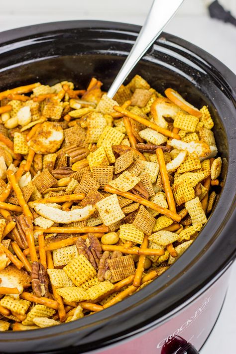 Craving a good snack for this weekend? This Slow Cooker Cajun Snack Mix is an easy and tasty treat! Chez Mix, Slow Cooker Cajun, Homemade Chex Mix, Bagel Chips, Mardi Gras Food, Chex Mix Recipes, Cheese Straws, Dinner Club, Snack Mix Recipes