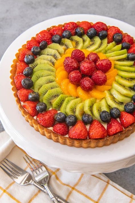 An image of a tart made with mixed fruit in concentric circles, made with a French fruit tart recipe. French Fruit Tart Recipe, Fruit Tart Glaze, French Fruit Tart, Fruit Tart Recipe Easy, Easy Fruit Tart, Fresh Fruit Tart, Fruit Tart Recipe, Dessert Parfait, Tart Dessert