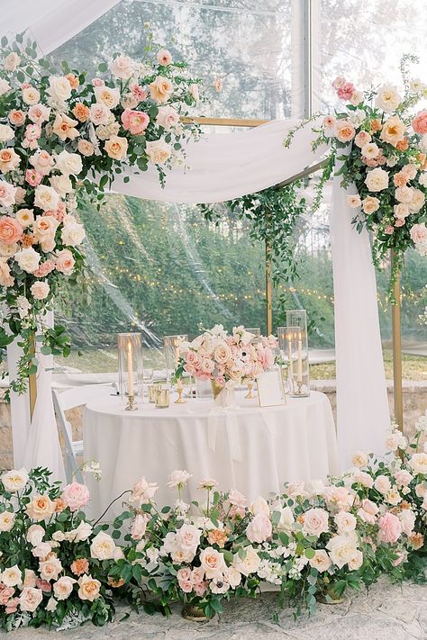 Sweetheart Table Floor Arrangement, Sweetheart Table Arch, Elegant Sweetheart Table, Wedding Sweetheart Table Ideas, Sweetheart Table Backdrop, Sweetheart Table Flowers, Bride And Groom Table, Wedding Head Table, Wedding Top Table