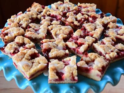 Strawberry Cobbler Squares Recipe | Ree Drummond | Food Network Cherry Crumble Pie, Desserts Potluck, Cherry Pie Bars, Raspberry Oatmeal, Strawberry Cobbler, Cherry Crumble, Crumb Bars, Crumble Pie, Potluck Desserts