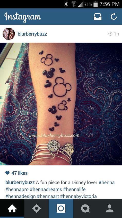 This will happen next time I go to Disney....which is THIS SUMMER :D Disney Henna, Henna Hand Designs, Mouse Tattoo, Mickey Mouse Tattoo, Henne Tattoo, Cute Henna, Mouse Tattoos, Hamsa Tattoo, Kunst Tattoos