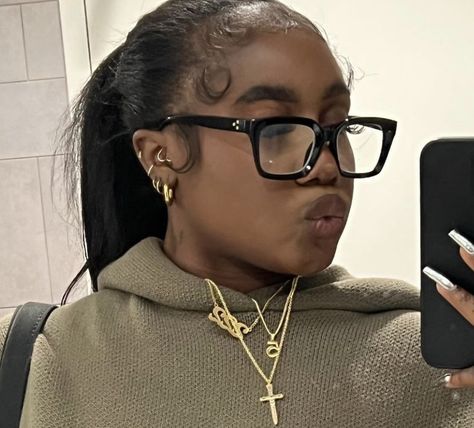 Glasses Black Women, Fashionable Glasses, Glasses Inspiration, Gel Hair, Black Hair Dye, Cute Modest Outfits, Cute Makeup Looks, Natural Hair Styles Easy, Stylish Glasses