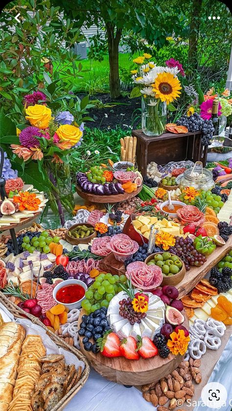 Glazing Table Food Ideas, Wedding Nibbles, Table Food Ideas, Grazing Plate, Charcuterie Board Meats, Platter Ideas, Grazing Board, Party Food Buffet, Grazing Table