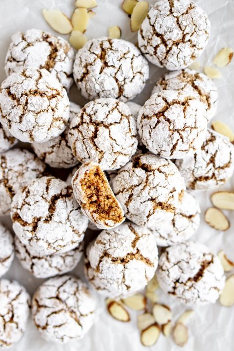 Soft and chewy amaretti cookies! They're an Italian almond cookie full of so much flavor! #amaretticookies #almondcookies #pinacooks Italian Almond Cookies, Italian Cakes, Amaretti Cookies, Christmas Shortbread, Italian Party, Italian Cookie Recipes, Almond Flavor, Crinkle Cookies, Easy Italian