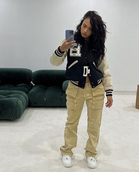 Cargo Pants Leather, Letterman Jacket Outfit, Streetwear Fashion Ideas, Women Streetwear Outfits, Streetwear Fashion Black, Outfit Streetwear, Fashion Street Style, Women Streetwear, Tomboy Outfits