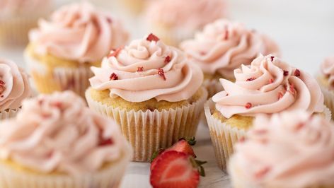 Gluten-Free Fresh Strawberry Cupcakes | Chef Janet Fresh Strawberry Cupcakes, Strawberry Muffins Healthy, Strawberry Filled Cupcakes, Gluten Free Cupcake Recipe, Strawberry Cupcake Recipes, Vegan Chocolate Frosting, Gourmet Gluten Free, Strawberry Gluten Free, Buttercream Frosting For Cupcakes