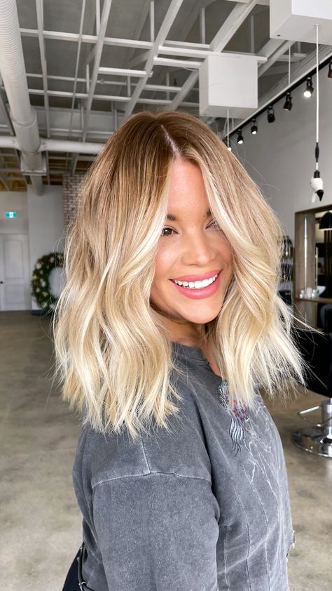 Short Face Frame Haircut, Golden Blonde Root Smudge, Short Blonde With Dark Roots, Blonde Lob Round Face, Warm Rooted Blonde, Honey Blonde Root Smudge, Golden Blonde Hair Short, Blonde Balayage Shoulder Length, Shoulder Length Balayage Blonde