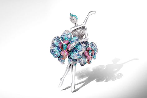 Anna Hu ballerina brooch with a coloured gemstone and diamond flower tutu Anna Hu, Diamond Dolls, Katerina Perez, Chinese Jewelry, Edwardian Jewelry, Tiny Dancer, Colorless Diamond, Exclusive Jewelry, Diamond Flower