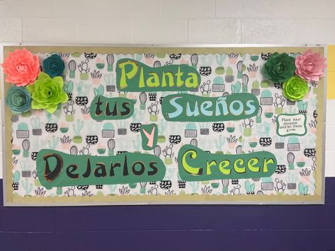 Bilingual Bulletin Boards, Bulletin Board Ideas Spanish, Spanish Classroom Bulletin Boards, Elementary School Office, Spanish Bulletin Boards, Bilingual Classroom Decor, Spanish Teacher Classroom, Welcome Bulletin Boards, Class Bulletin Boards