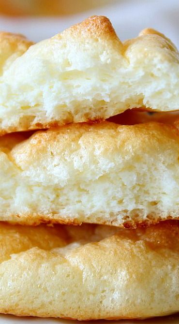 Recipe ~ Pillowy Light Cloud Bread 3 large eggs, separated 3 tablespoons cream cheese, room temperature ¼ teaspoon cream of tartar 1 teaspoon sweetener Keto Facts, Baking Breads, Bariatric Food, Atkins Recipes, Cloud Bread, Sheet Cakes, Eating Plan, Health Conscious, Keto Food