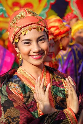 T'nalak Portrait  T'nalak is the traditional tapestry making of the T'bolis from South Cotabato in the Philippines. This was shot at the annual parade of Aliwan Festival in Manila, where contingents from different part of the Philippines show and compete their different cultural festivals. Tapestry Making, Traditional Tapestry, Faces Portrait, Philippines Photography, Culture Photography, Philippines Culture, Study English, Filipino Culture, Folk Costume