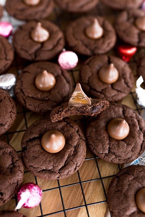 Chocolate Blossom Cookies are a soft, pillowy chocolate cookie topped with a Hershey's Kiss. This is a chocolate twist on the classic Peanut Butter cookie. Chocolate Blossom Cookies, Blossom Cookies Recipe, Graze Boxes, Chocolate Kiss Cookies, Peanut Butter Kiss Cookies, Cooking With Karli, Peanut Butter Blossom Cookies, Chewy Chocolate Cookies, Classic Peanut Butter Cookies