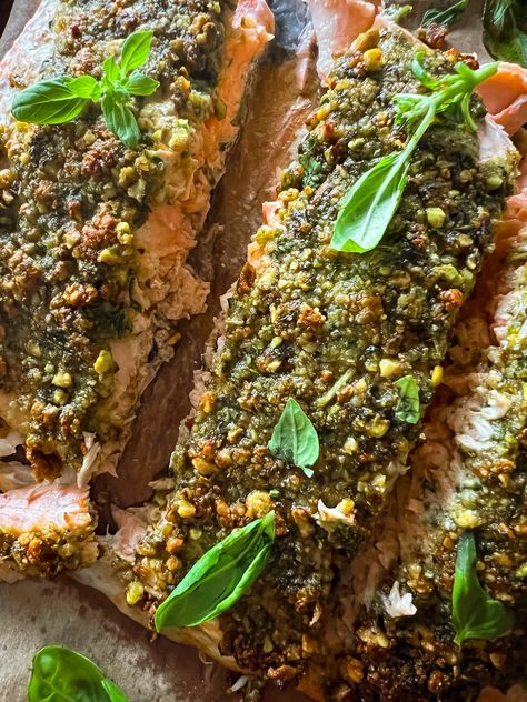 Pistachio Salmon, Pesto Salmon Recipe, Easy Summer Meal, Oven Salmon, Pesto Salmon, Pistachio Pesto, Recovery Food, Summer Meal, Easy Summer Meals