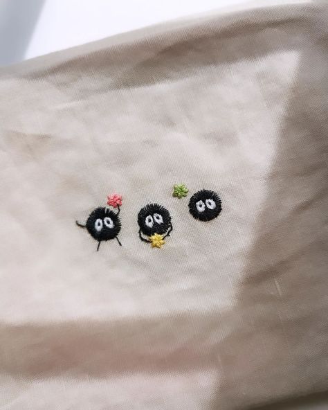 Seeing the Ghibli blind box reminded me that I made this 1 or 2 Christmases ago. Fans of Spirited Away will know which scene this was based on. 🖤 I think I'll never get bored of making Ghibli-inspired stuffs.... Also, I'm thinking of adding zipper pouch to my list of customizable items. What do you guys think about it? 👀 Studio Ghibli Embroidery, Ghibli Embroidery, Soot Sprites, Blind Bags, Think About It, Blind Box, 1 Or 2, Studio Ghibli, Zipper Pouch