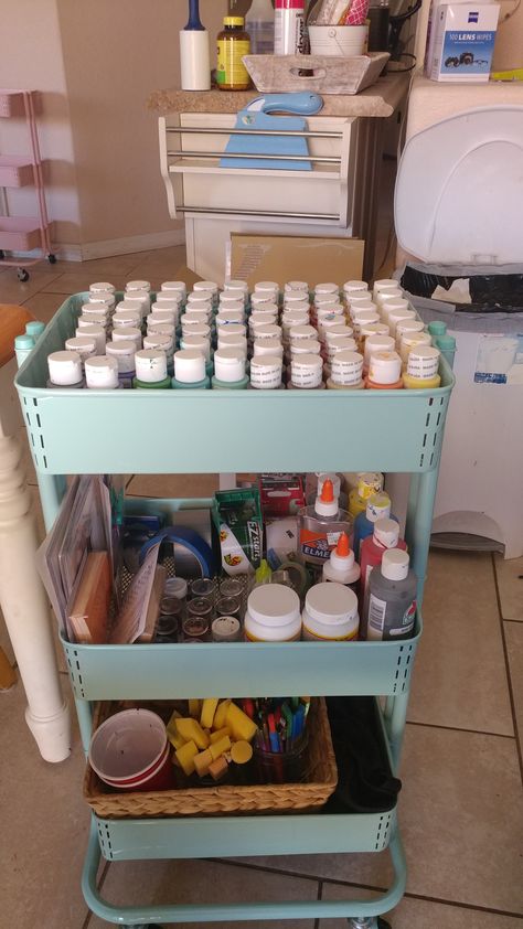 Painting Supplies Organization, Minimalist Hairstyles, Art Studio Storage, Painting Corner, Paint Organization, Painting Station, Art Studio Room, Art Supply Organization, Cute Furniture