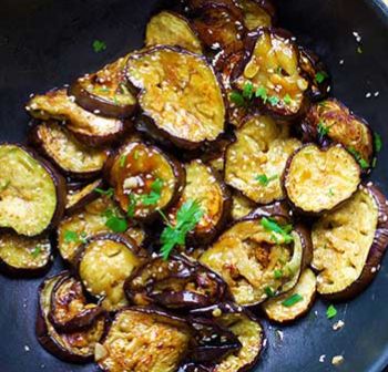 Chinese Aubergine with Garlic Sauce Mediterranean Eggplant, Green Nutrition, Cooking With Honey, Kitchen Notes, Baked Eggplant, Grilled Eggplant, Vegan Comfort Food, Savory Sauce, Different Vegetables