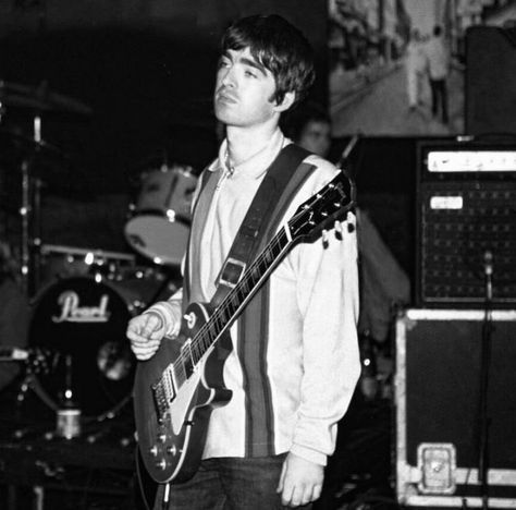 Noel Gallagher Young, Gene Gallagher, Wonderwall Oasis, Definitely Maybe, Liam And Noel, Oasis Band, Noel Gallagher, Liam Gallagher, Rock And Roll Bands