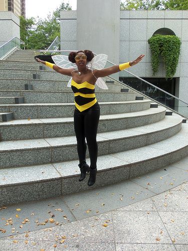 Diy Bee Costume Women, Bumble Bee Costumes, Bee Costume Diy, Insect Costume, Carnaval Costumes, Queen Bee Costume, Bumblebee Costume, Bumble Bee Costume, Carnaval Costume