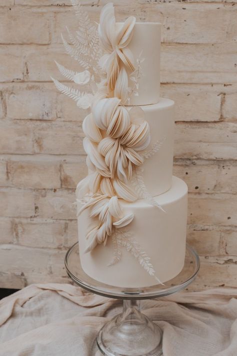 Wedding Cake Inspiration Unique, Wedding Cakes Elegant Unique Classy, Small Wedding Cake Ideas Elegant, Wedding Cakes Elegant Unique, Modern Wedding Cake Unique, Luxury Wedding Cake Unique, Beige Wedding Cake, Neutral Wedding Cake, Beige Wedding Decor