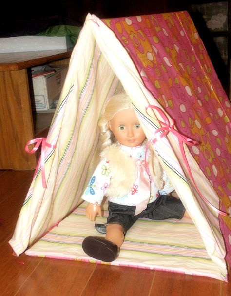 Tutorial: Make a Sleeping Bag and Tent for an American Girl Doll! – The Frugal Crafter Blog Girls Tent, Barbie Bebe, Barbie House Furniture, Doll Sleeping Bag, Diy Tent, American Girl Diy, American Girl Doll Diy, Barbie Sewing Patterns, Doll Furniture Diy