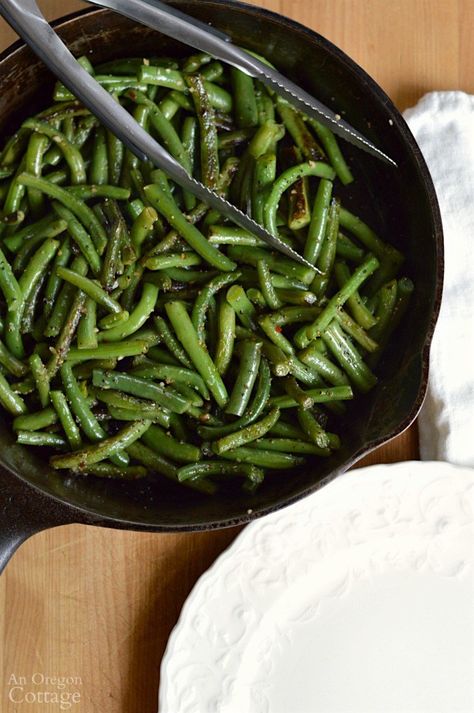 Amazing skillet garlic green beans Garlic Green Bean Recipes, Green Beans Recipe, Paleo Salads, Garlic Green Beans, Roasted Green Beans, Beans Recipe, Green Bean Recipes, Dinner Sides, Peppers Recipes