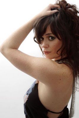 Torchwood's Gwen Cooper, she can kick Lara Crofts arse, twice, before breakfast :) Gwen Cooper, Eve Myles, Doctor Who Companions, John Barrowman, Lovely Pictures, Lovely Smile, Torchwood, Glamour Photography, Favorite Actors