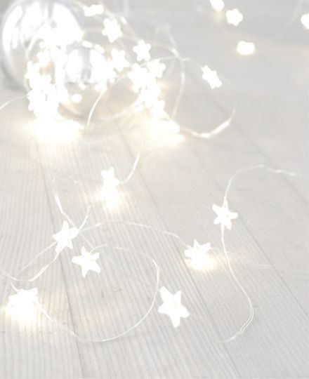 White Christmas Aesthetic, White Christmas Lights, Iphone Wallpaper Winter, African Pattern Design, 25 December, Xmas Wallpaper, Hair Color Brown, Fun Songs, Brown Hairstyles