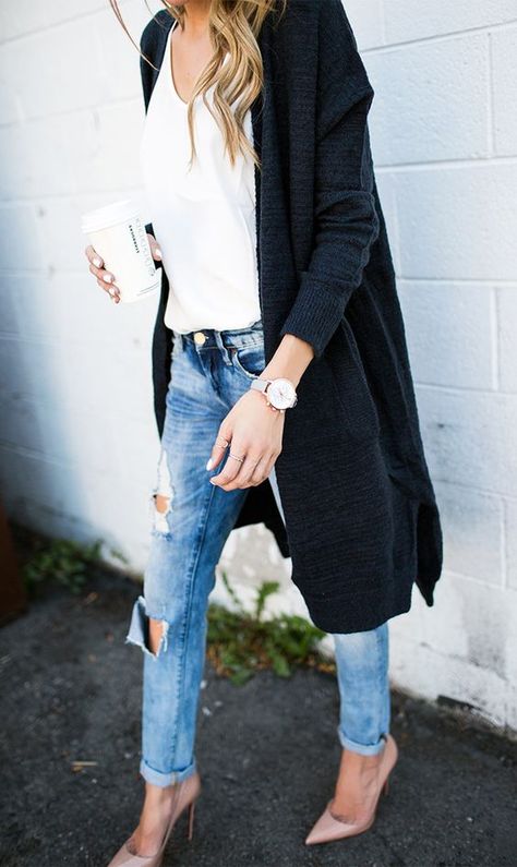 long black cardigan, distressed blue jeans and heels Long Black Sweater, First Date Outfits, Long Black Cardigan, Date Outfit Summer, Lara Jean, Cardigan Outfit, Quoi Porter, Date Outfit Casual, Janis Joplin