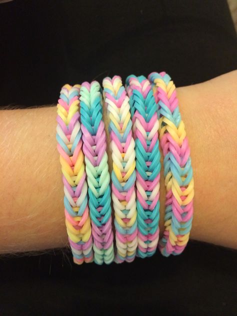 Rainbow Loom Fishtail bracelets in pastel colours including Glow in the Dark bands :D Loom Band Colour Ideas, Cute Rubber Band Bracelets Ideas, Rubber Band Bracelet Color Combos, Summer Rainbow Loom Bracelets, Rainbow Loom Bracelets Fishtail, Fishtail Loom Bracelet Ideas, Cute Loom Band Bracelets, Loom Bracelets Color Combos, Loom Band Bracelets Ideas