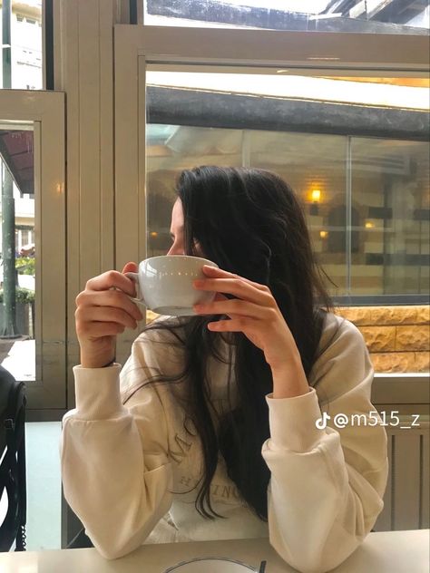 Coffe Photo Insta Post, No Face Coffee Photo, Coffee Shop Selfie Ideas, Coffe Girls Aesthetic, Coffee Pic Ideas, Coffee Selfie Aesthetic, Coffee Pictures Ideas, Cafe Photo Ideas Coffee Shop, Coffee Inspo Pics